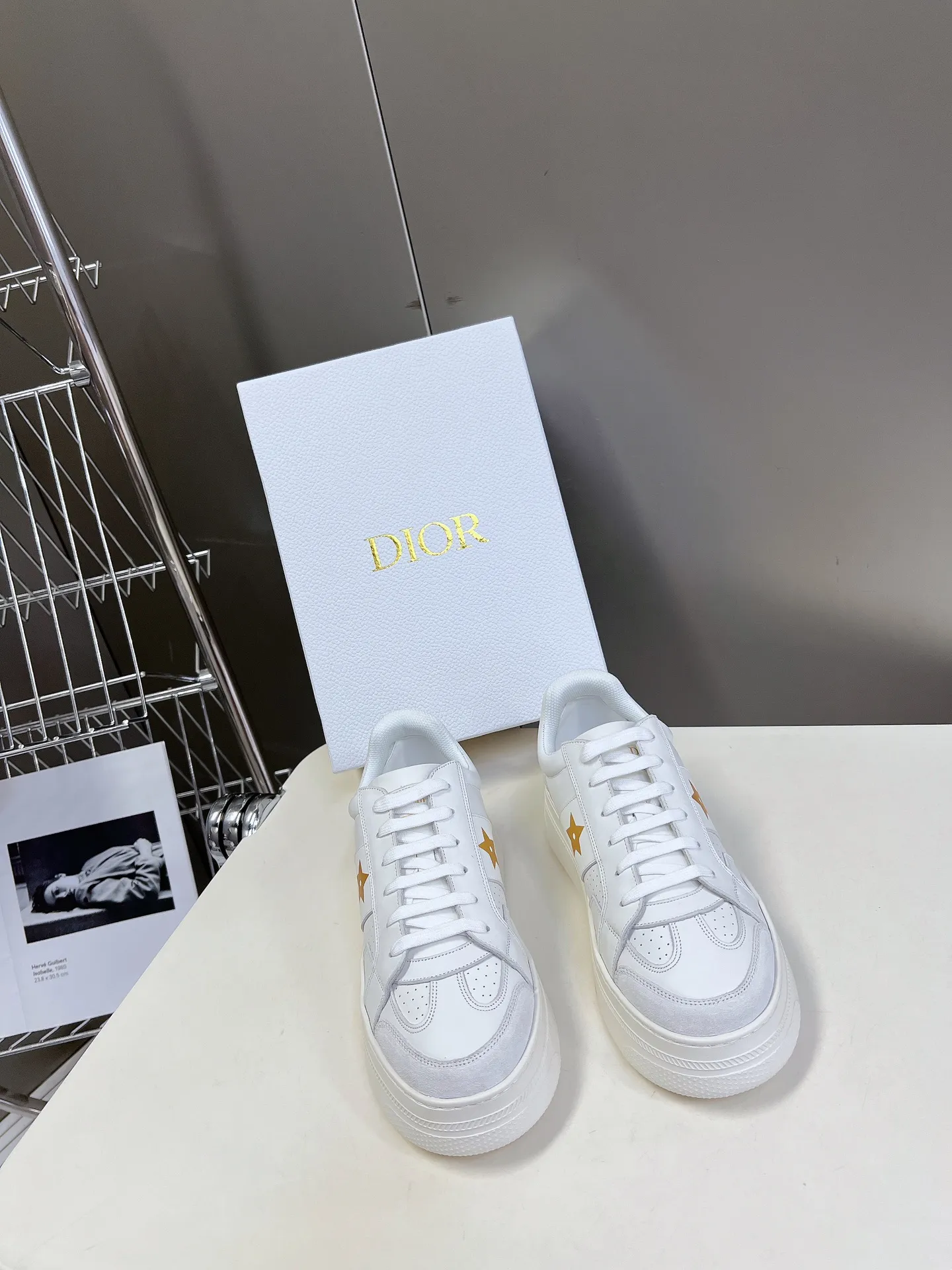 👟👟Ex-factory price 640👟👟 Dior's new platform shoes thick-soled casual shoes. Purchased and developed from Taikoo Hui RMB 16,400. These Dior Star sneakers continue the timeless silhouette and are carefully made of cow leather, so they are particularly comfortable on the feet. They are decorated with tonal suede panels and metal stars to decorate the lace eyelets to enhance the style. The lightweight style is matched with the "Christian Dior" logo thin sole, suitable for all seasons, and can be matched with all kinds of casual looks to add a finishing touch. Classic and super durable. The upper is stitched with cowhide. The original IP outsole height is 4CM. Size: 35-41. A full set of counter synchronized gift boxes 💝 packaging